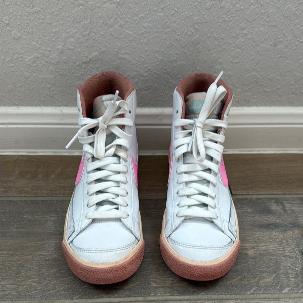 Nike White and Pink Sneakers Low-Top Design